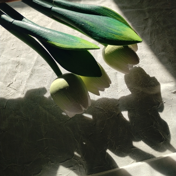 Vintage hand carved and painted individual tulips - Picture 3 of 5